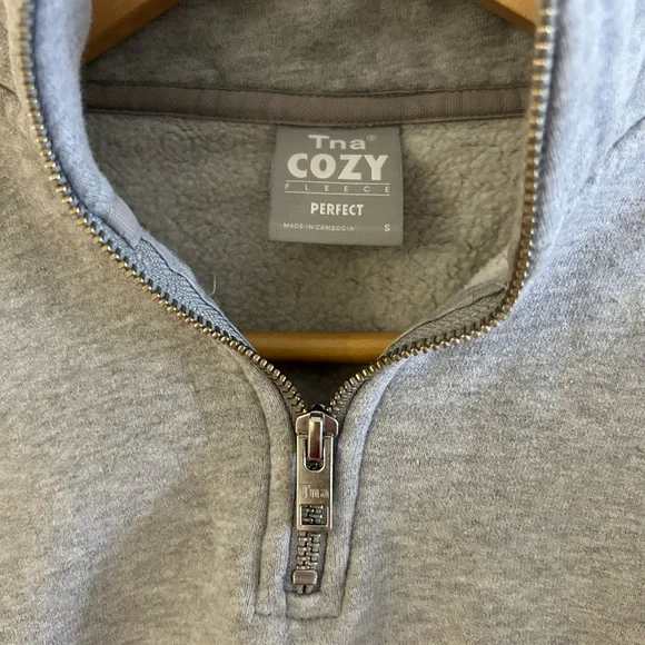 TNA COZY PERFECT CROPPED FLEECE - Picture 3 of 3